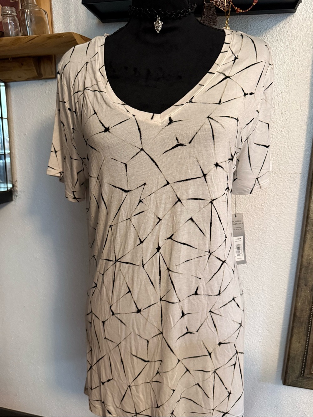 NWT Apt 9 Modern Essentials Geometric Print V-Neck Tee Top | Large